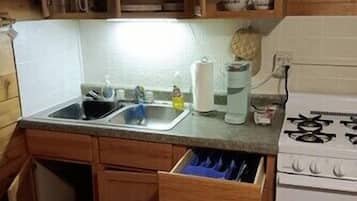 Een koelkast, een magnetron, een oven, een koffiezetapparaat/waterkoker