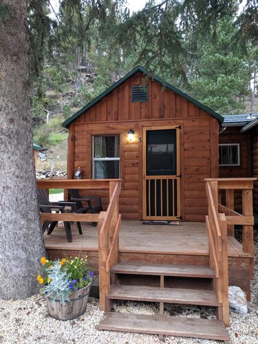 Part of Allen Gulch Cabins. Minutes to Mt. Rushmore, Crazy Horse, Custer, trails