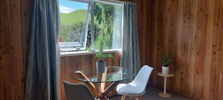 お食事. Captivating rural beauty, serene getaway, nestled midway Rotorua & Taupo.