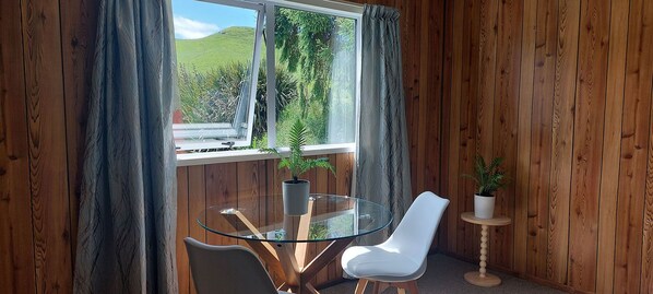 Dining - Captivating rural beauty, serene getaway, nestled midway Rotorua & Taupo. (Rerewhakaaitu)