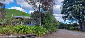 Property grounds - Captivating rural beauty, serene getaway, nestled midway Rotorua & Taupo. (Rerewhakaaitu)