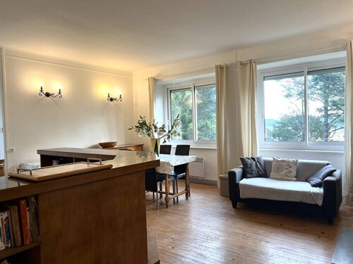 361 - House sleeps 8 opposite a pretty beach