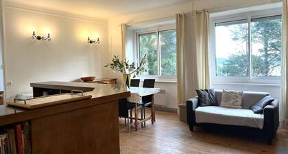 361 - House sleeps 8 opposite a pretty beach