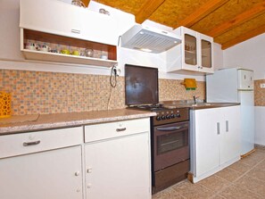 Fridge, stovetop - Holiday apartment with air conditioning (Valbandon)