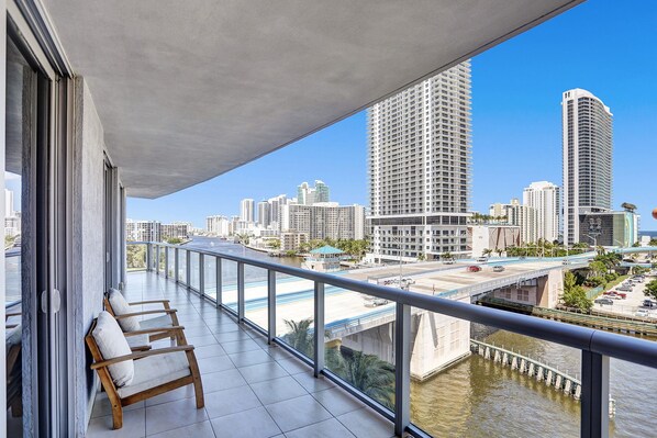 Terrace/patio - AMAZING 3BD CONDO BEACHWALK RESORT (Hallandale Beach)