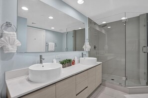 Shower, hair dryer, towels - AMAZING 3BD CONDO BEACHWALK RESORT (Hallandale Beach)