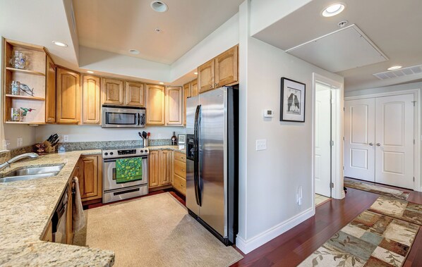 Refrigerador, microondas, horno, placa de cocina