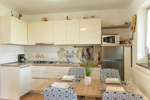 Køleskab, mikrobølgeovn, kogeplade, kaffe-/temaskine