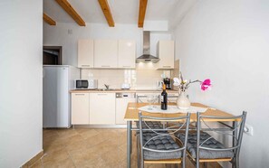 Fridge, microwave, stovetop, coffee/tea maker - Holiday apartment with air conditioning (Labin)