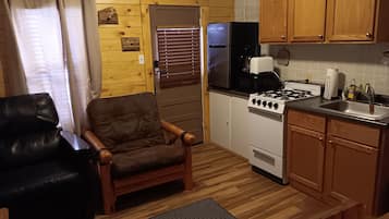 Mikrowelle, Ofen, Wasserkocher mit Kaffee-/Teezubehör