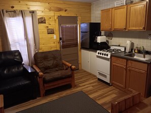 Een microgolfoven, een oven, een koffiezetapparaat/waterkoker