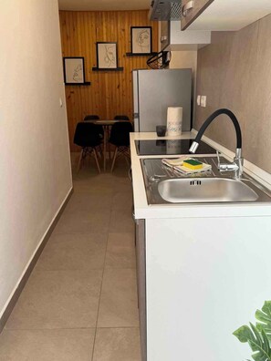 Fridge, oven, stovetop