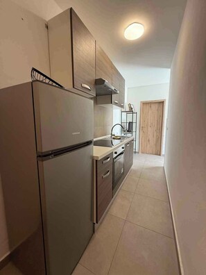 Fridge, oven, stovetop