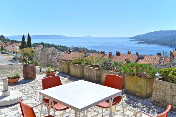 Outdoor dining - Holiday apartment with air conditioning (Rabac)