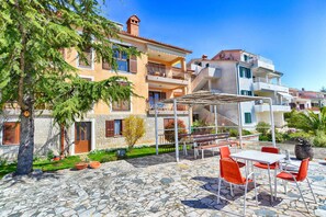 Outdoor dining - Holiday apartment with air conditioning (Rabac)