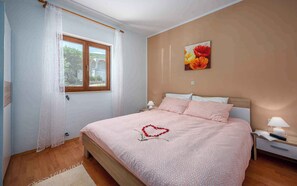 2 bedrooms, travel crib