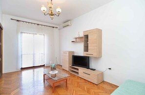 TV - Holiday apartment with air conditioning (Peroj)
