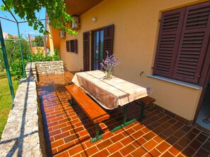 Outdoor dining - Holiday apartment with air conditioning (Peroj)