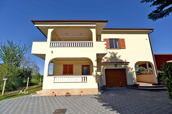 المنشأة من الخارج