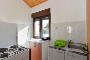 Fridge, oven, stovetop, toaster - Holiday apartment with air conditioning (Peroj)