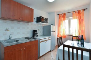 Fridge, microwave, stovetop, coffee/tea maker - Holiday apartment with air conditioning (Fažana)