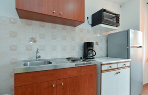 Fridge, microwave, stovetop, coffee/tea maker - Holiday apartment with air conditioning (Fažana)