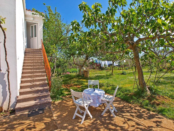 Outdoor dining - Holiday apartment with air conditioning (Fažana)