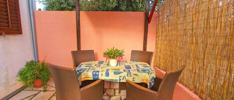 تناول الطعام بالخارج