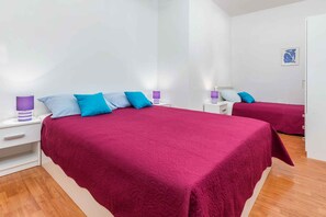 1 habitación y tabla de planchar con plancha 