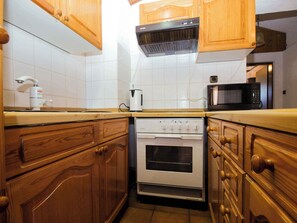 Microwave, oven, stovetop, dishwasher - Holiday apartment with air conditioning (Premantura)