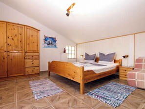 2 chambres, fer et planche à repasser, lit de bébé portatif