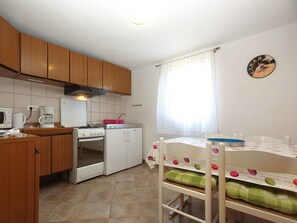 Fridge, oven, stovetop, coffee/tea maker