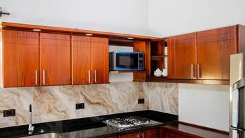 Geladeira, micro-ondas, cooktop, cafeteira/chaleira