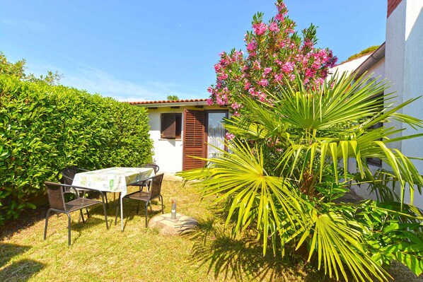 Outdoor dining - Holiday apartment with air conditioning (Štinjan)