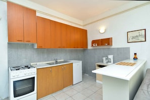 Kylskåp, ugn, spishäll och kaffe- och tebryggare