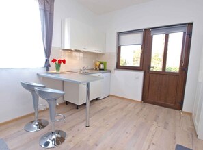 Réfrigérateur, plaque de cuisson, cafetière/bouilloire