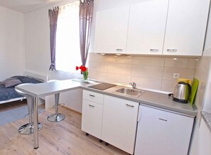 Køleskab, kogeplade, kaffe-/temaskine, køkkentøj/tallerkener/redskaber