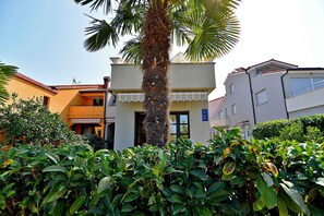 Property grounds - Holiday apartment with air conditioning (Fažana)