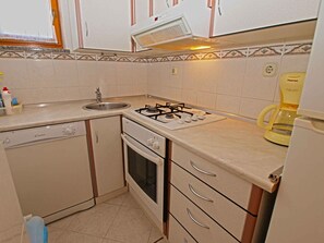 Køleskab, mikrobølgeovn, ovn, kogeplade