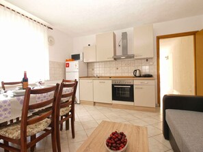 Fridge, microwave, oven, stovetop - Holiday apartment with air conditioning (Pula)