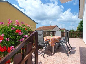 Outdoor dining - Holiday apartment with air conditioning (Pula)