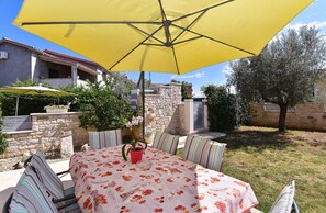 Outdoor dining - Holiday apartment with air conditioning, washing machine and barbecue facilities (Fažana)