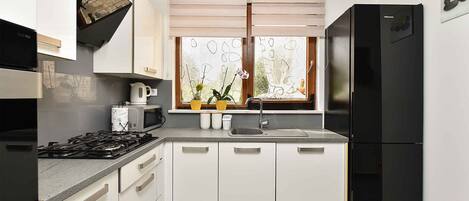 Réfrigérateur, micro-ondes, four, plaque de cuisson