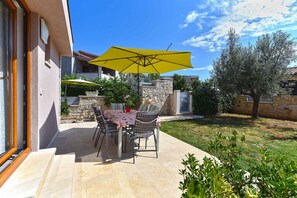 Outdoor dining - Holiday apartment with air conditioning, washing machine and barbecue facilities (Fažana)