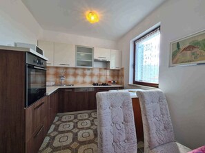 冷蔵庫、電子レンジ、オーブン、コンロ