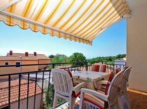 Outdoor dining - Holiday apartment with air conditioning (Fažana)