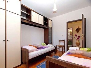 2 bedrooms, iron/ironing board, WiFi