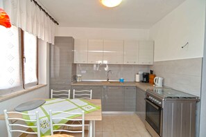 Kühlschrank, Ofen, Herdplatte, Wasserkocher mit Kaffee-/Teezubehör