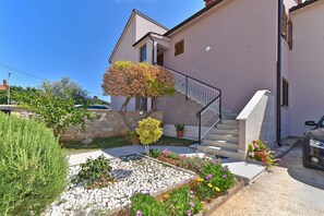 Property grounds - Holiday apartment with air conditioning (Fažana)