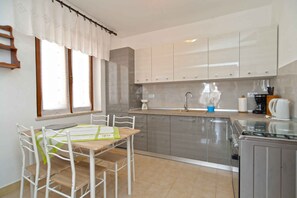 Geladeira, fogão, cooktop, cafeteira/chaleira